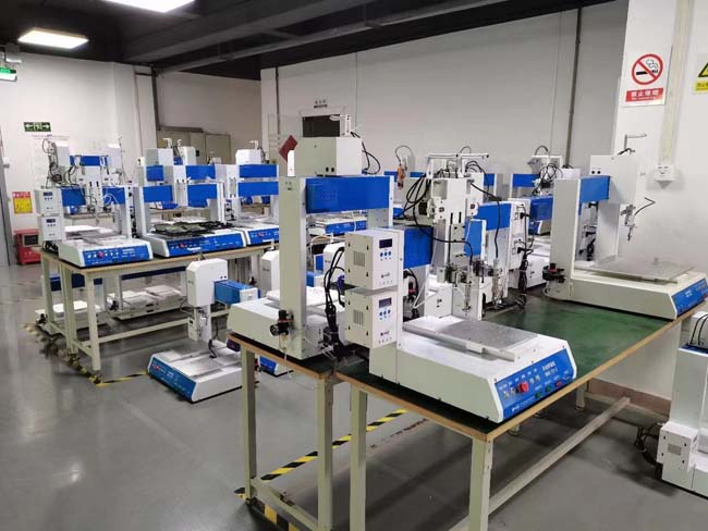 Automatic soldering robot machine makes solder joints more firm